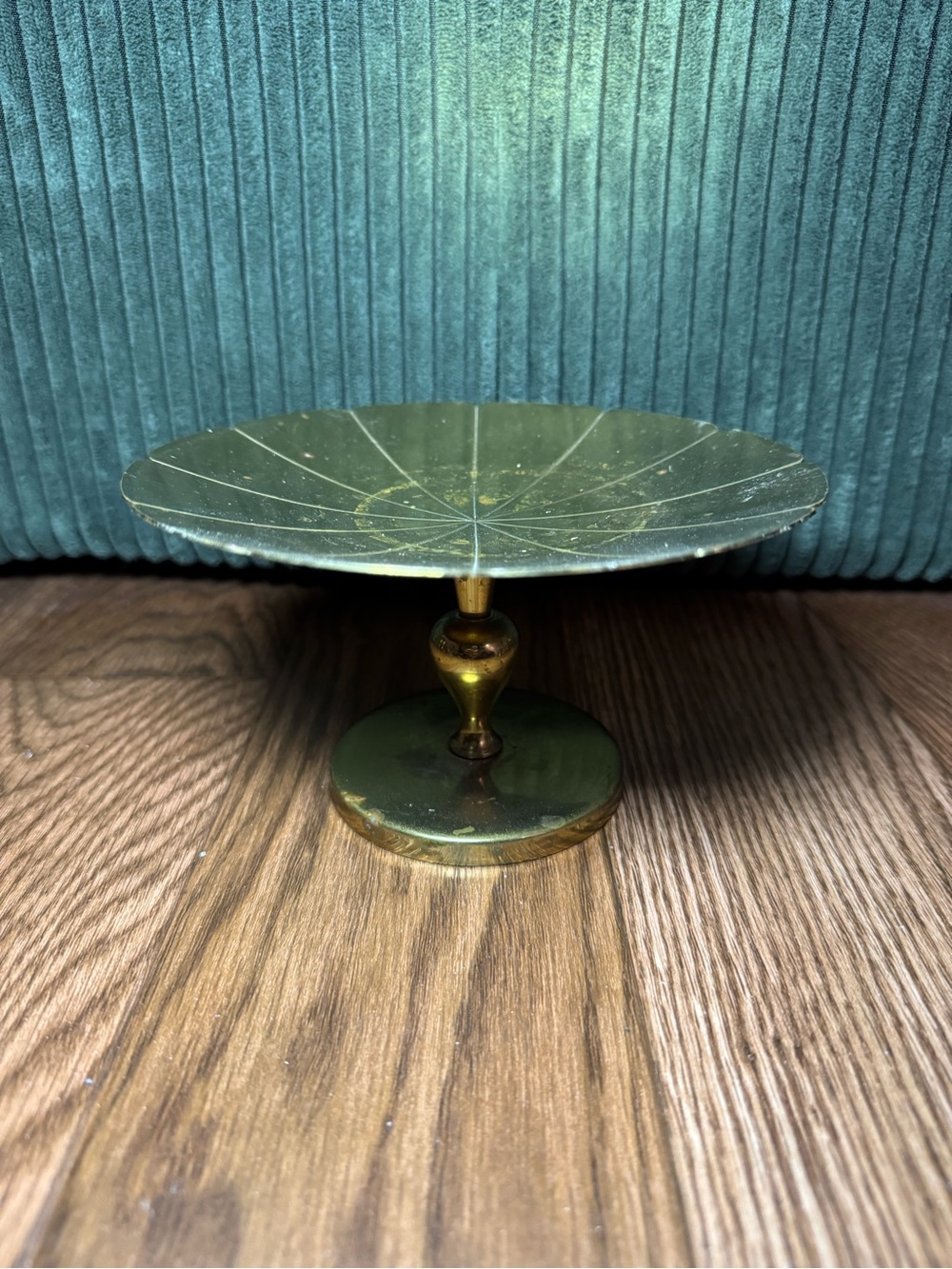 Brass Leaf Pedestal Stand